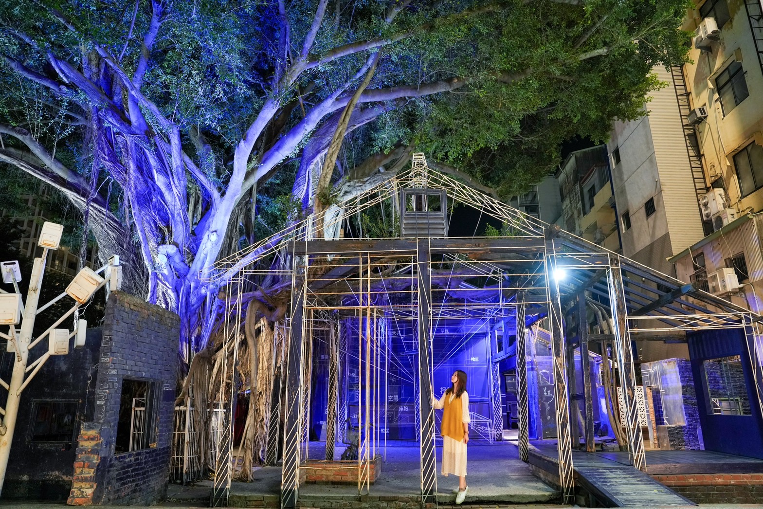 夜景长曝光摄影教程:捕捉城市车流光轨的秘诀配图